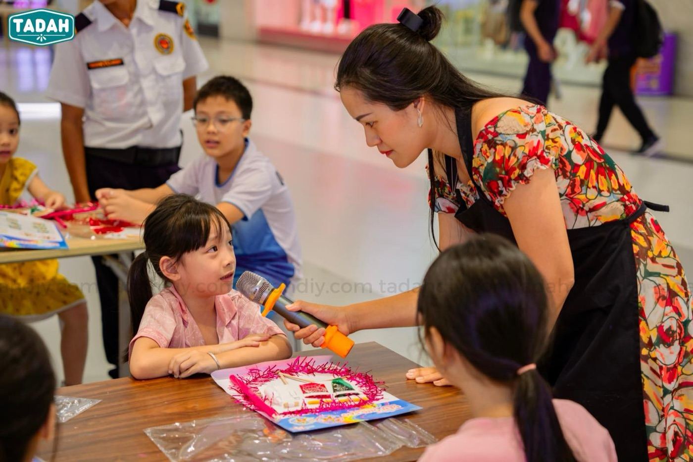 Phụ huynh và các em nhỏ trong một chương trình do Tadah tổ chức