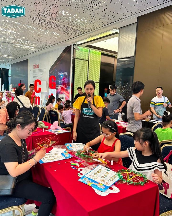 Các em nhỏ cầm đèn ông sao vừa hoàn thành