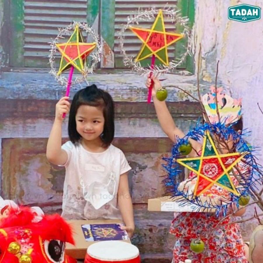 Phụ huynh cùng các em nhỏ tham gia buổi thủ công