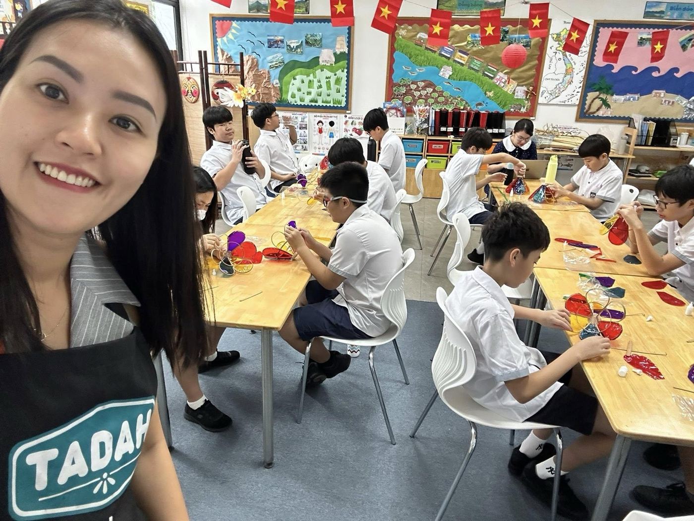 Người hướng dẫn của Tadah đứng lớp cho một tiết trải nghiệm tại trường