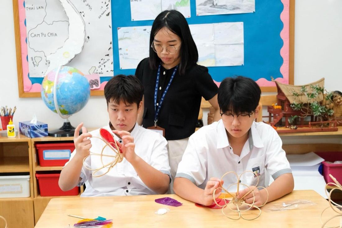 Các em nhỏ làm đèn lồng trong chương trình Trung thu của Tadah