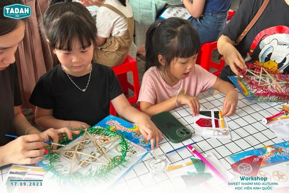 Phụ huynh cùng các em nhỏ làm đèn ông sao trong một chương trình do Tadah tổ chức