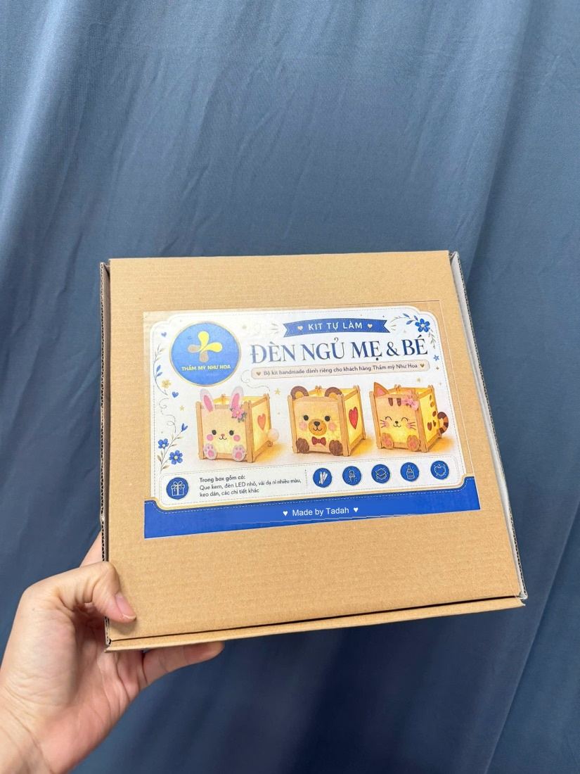 Hộp kit thiết kế riêng cho khách hàng, in logo và màu thương hiệu của họ trên nắp hộp